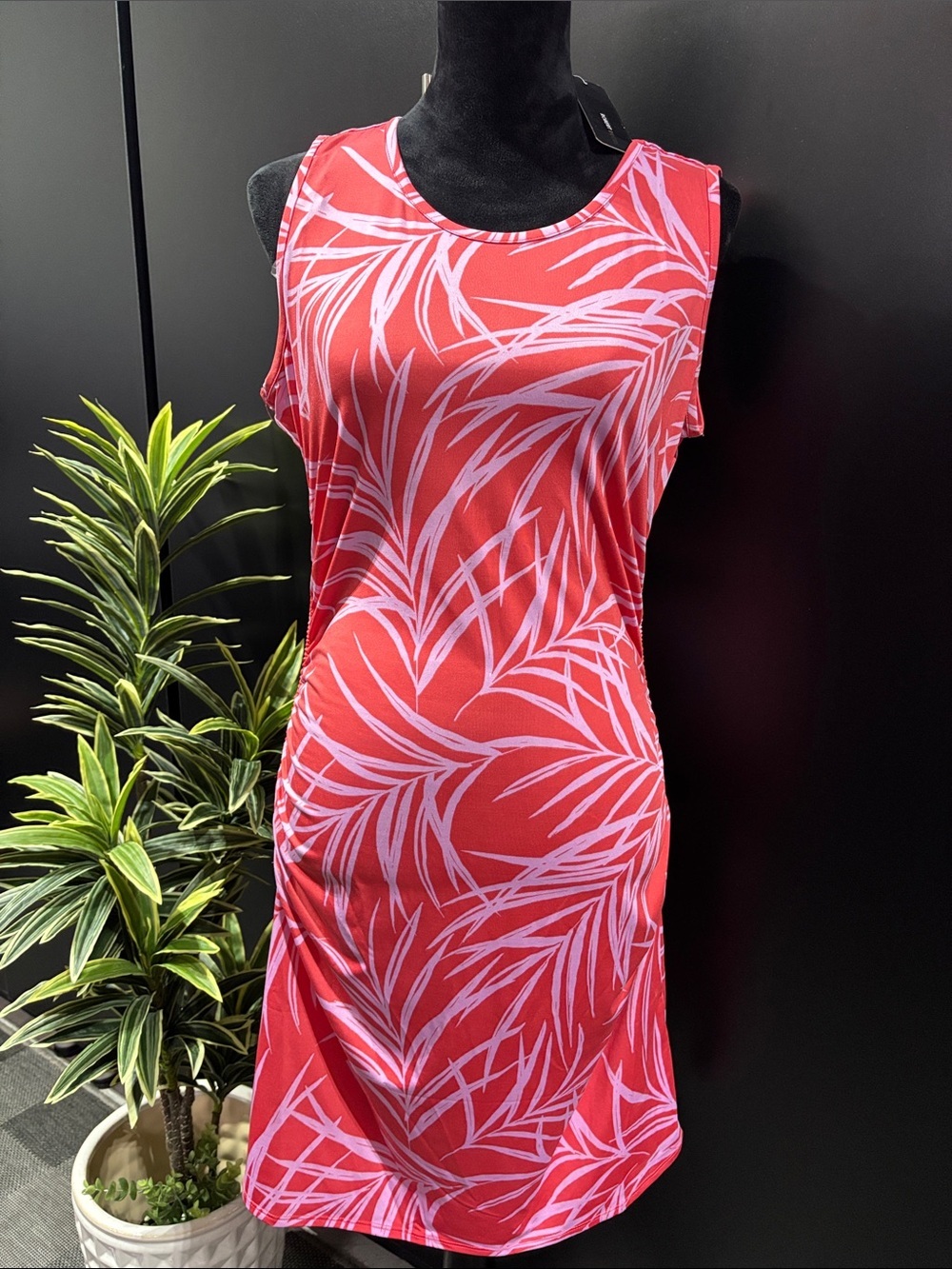 Robert Louis Seeveless scoop, neck,ruching, palm, leaf red/pink stretch